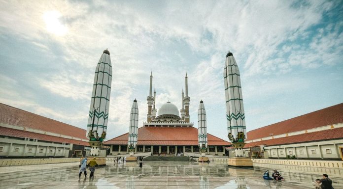 Adab menjaga kebersihan masjid