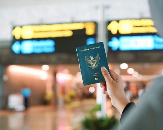 memalsukan identitas untuk memperoleh keuntungan