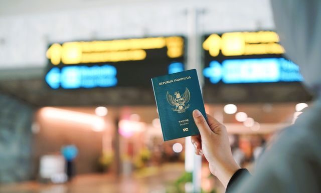 memalsukan identitas untuk memperoleh keuntungan
