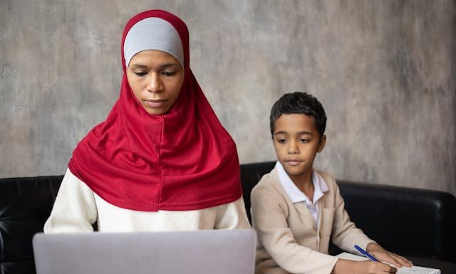 Pengaruh akhlak orang tua pada anak