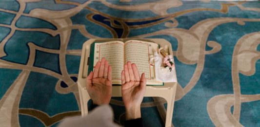 Kesalahan saat berdoa menurut Islam