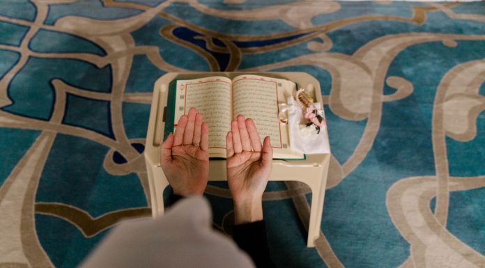 Kesalahan saat berdoa menurut Islam