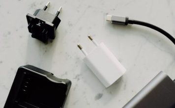 adab meminjam charger