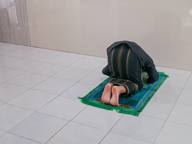 bahaya prasangka dalam Islam