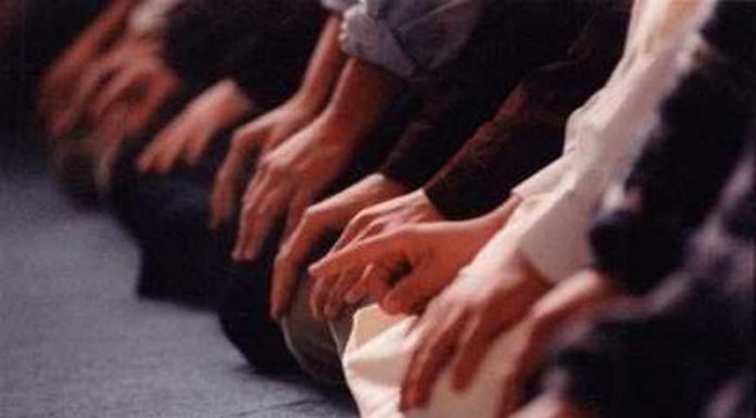 Adab Islam: Menjadi Wangi Itu Penting Ketika Hendak Salat Berjamaah