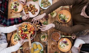 Adab Ketika Makan dan Makanlah Secukupnya
