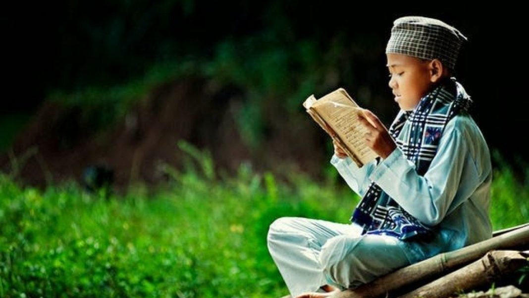 Adab Membaca Al Quran Ini Perlu Kaum Muslimin Ketahui! - Cahaya Islam