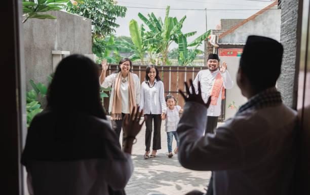 Adab Memuliakan Tamu Mengantarkan Tamu Pulang