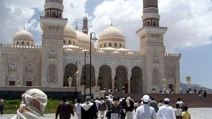 Adab masuk masjid