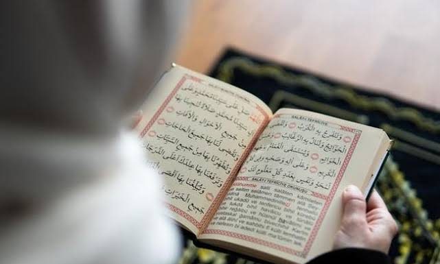 adab membaca Alquran