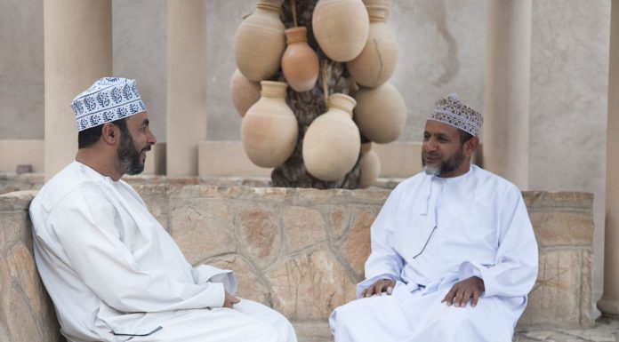 Adab membenarkan yang salah