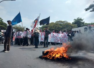 Aksi Demo Bakar Ban dan Begini Demonstrasi Dalam Islam