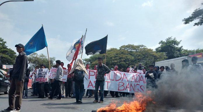 Aksi Demo Bakar Ban dan Begini Demonstrasi Dalam Islam