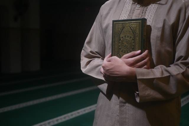 Alquran berfungsi sebagai Hudan yang artinya