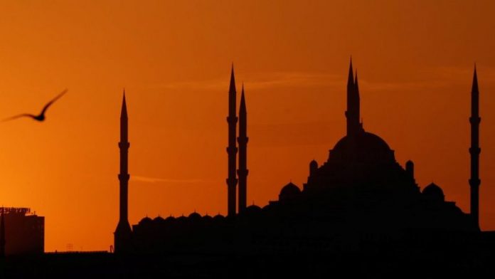 Anak di luar rumah saat Maghrib Anak di luar rumah saat Maghrib