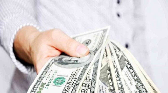 Hukum Uang Tips Menurut Islam