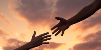 Baim Wong Bantu Evakuasi Lansia 1