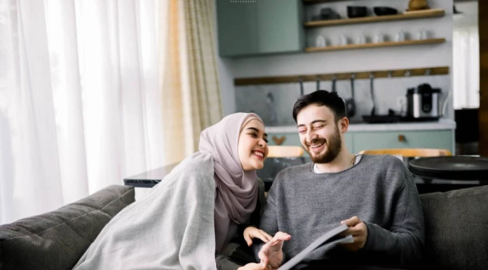 Berhubungan Intim di Ruang Tamu Hukum dan Etikanya