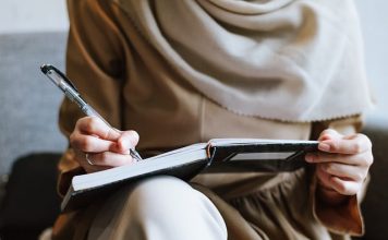 Beriman kepada malaikat raqib diwujudkan dengan perilaku