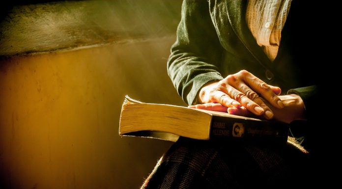 Buku Kertas Kumal Di Bawah Meja