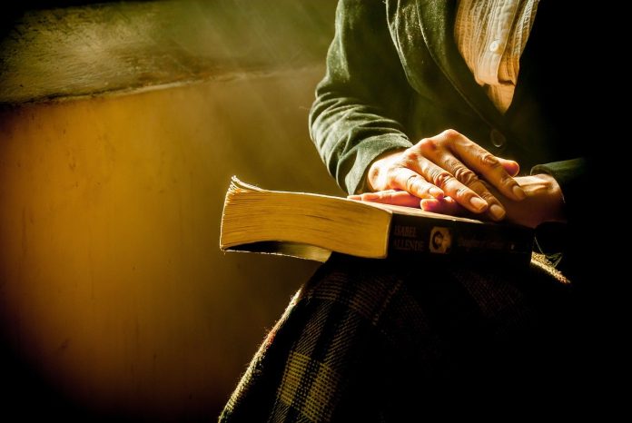 Buku Kertas Kumal Di Bawah Meja