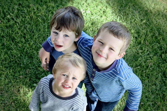 menyayangi anak kecil