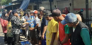 Cermin Sikap Muslim Salurkan Bansos Untuk Warga