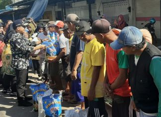 Cermin Sikap Muslim Salurkan Bansos Untuk Warga