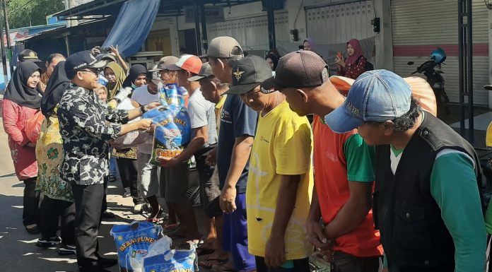 Cermin Sikap Muslim Salurkan Bansos Untuk Warga