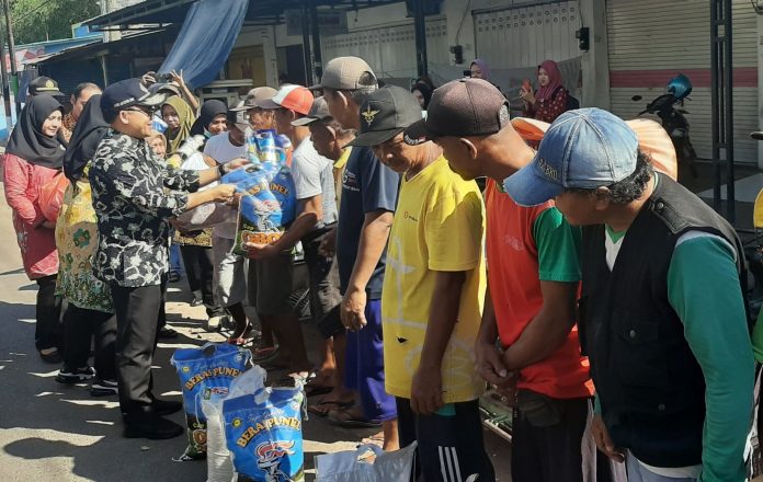 Cermin Sikap Muslim Salurkan Bansos Untuk Warga