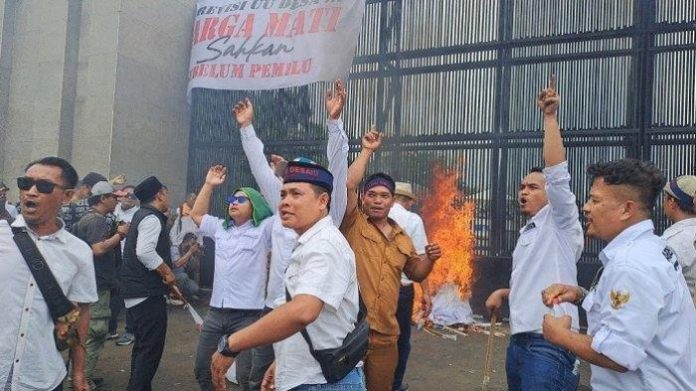 Demo-Depan-Gedung-DPR-Ricuh Demo-Depan-Gedung-DPR-Ricuh