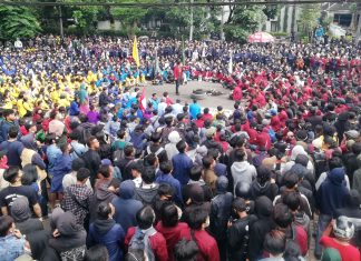 Demo Omnibus Law Kian Ricuh, Yuk Suarakan Pendapat Sesuai Dengan Ajaran Islam! Demo Omnibus Law Kian Ricuh dan Tahukah Islam Atur Cara Suarakan Pendapat