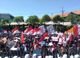 Demo Tolak RUU Cipta Kerja Juga Diikuti Anak Dibawah Umur, Ini Anjuran Islam Untuk Mengikuti Yang Baik! Demo Tolak RUU Cipta Kerja Diikuti Anak Dibawah Umur dan Pandangan Islam