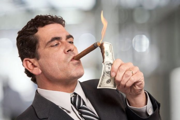 Derita dan Kenistaan yang Diberikan oleh Harta yang Haram