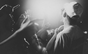 hukum mengidolakan orang non muslim