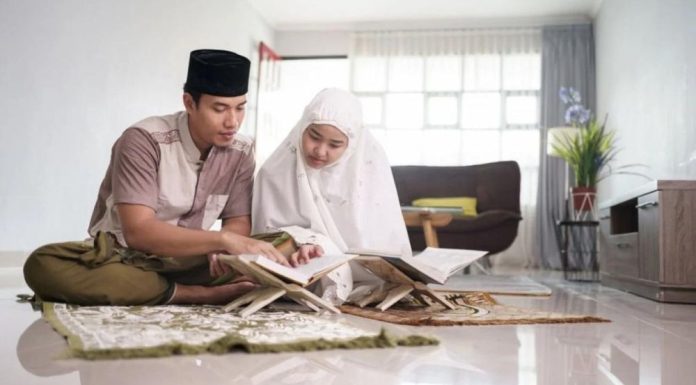 Hukum Melarang Istri Pengajian Jika Suami Mau Mengajari