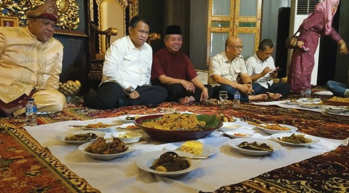 Hukum Membatalkan Puasa Syawal Saat Bertamu/Menerima Tamu Hukum Membatalkan Puasa Syawal Saat Bertamu