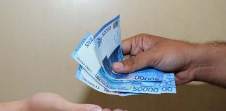 Hukum Menampakkan Sedekah