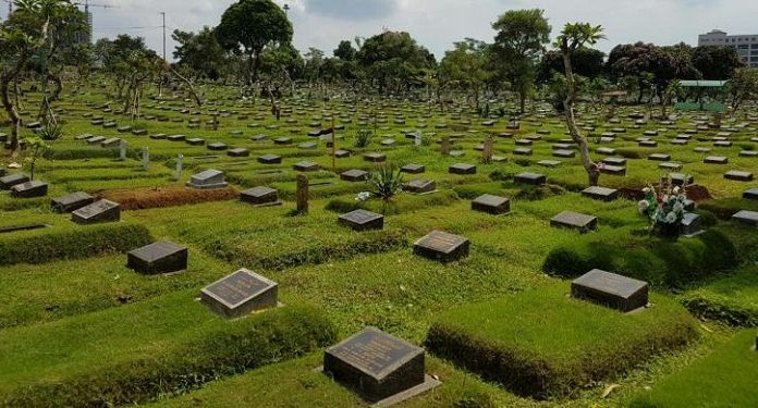 Hukum mencabut rumput di atas makam