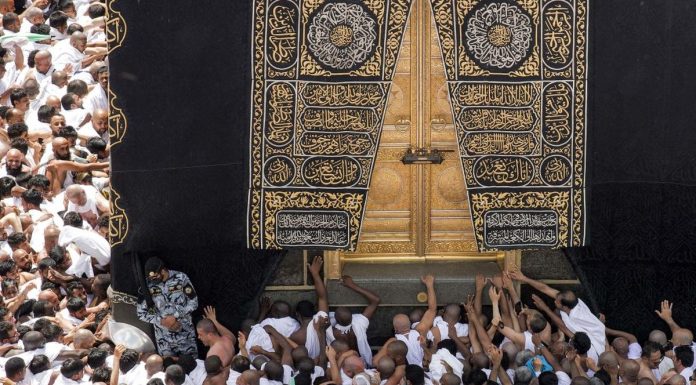 Hukum Mencium Hajar Aswad dengan Saling Sikut dan Dorong