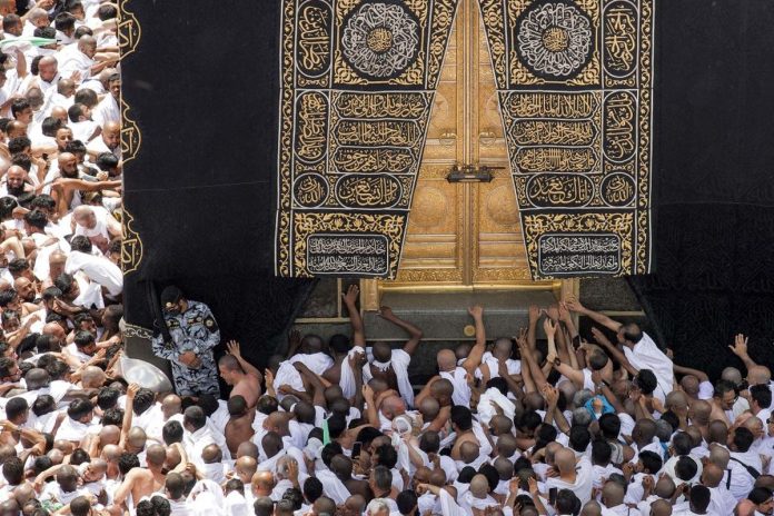 Hukum Mencium Hajar Aswad dengan Saling Sikut dan Dorong
