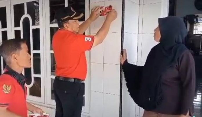Hukum-Menempelkan-Stiker-Capres-atau-Caleg-di-Rumah-Warga-Tanpa-Izin Hukum-Menempelkan-Stiker-Capres-atau-Caleg-di-Rumah-Warga-Tanpa-Izin