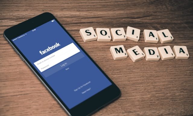 Hukum curhat di sosial media