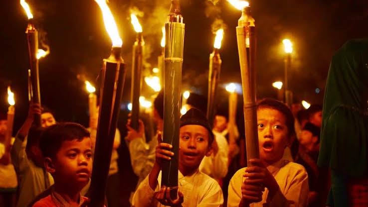 hukum mengikuti budaya arab