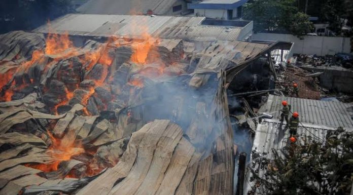 kebakaran gudang tripleks di Bandung