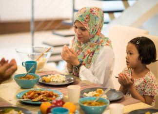 Kehangatan Keluarga Melaney Ricardo dan Suami Saat Makan Bersama, Begini Menurut Islam Kehangatan Keluarga Melaney 2