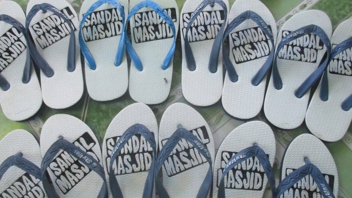 Kenapa Sedekah Jariyah Sendal Masjid itu Ide yang Brilian