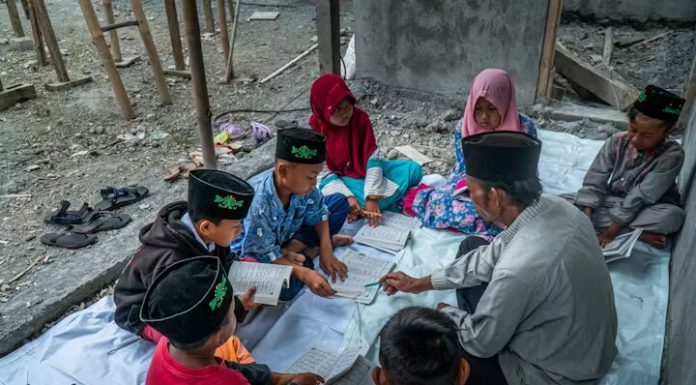 Kesungguhan dalam Menuntut Ilmu Agama bagi Setiap Muslim Kesungguhan dalam Menuntut Ilmu