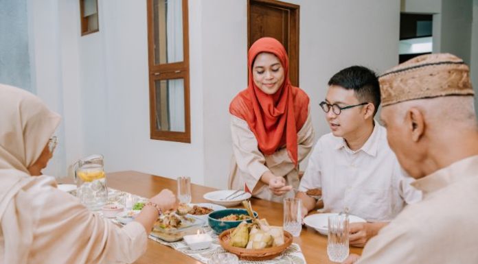 Keutamaan Sahur Bersama Keluarga