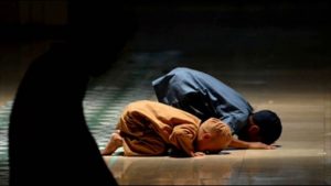 Kisah Ayah Gantikan Wisuda Anaknya dan Sosok Ayah Teladan Menurut Islam